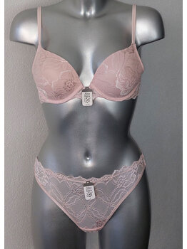 After Eden Tempting Bh met lichte gelvulling in de cup mt B75 & string mt M de kleur licht roze