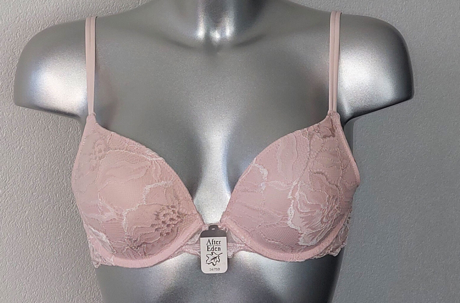 After Eden Tempting Bh met lichte gelvulling in de cup mt B75 & string mt M de kleur licht roze