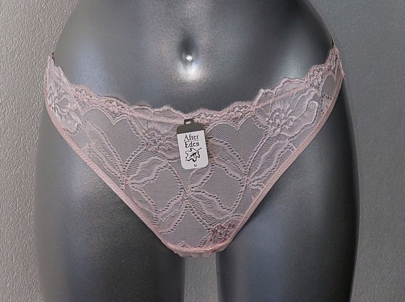 After Eden Tempting Bh met lichte gelvulling in de cup mt B75 & string mt M de kleur licht roze