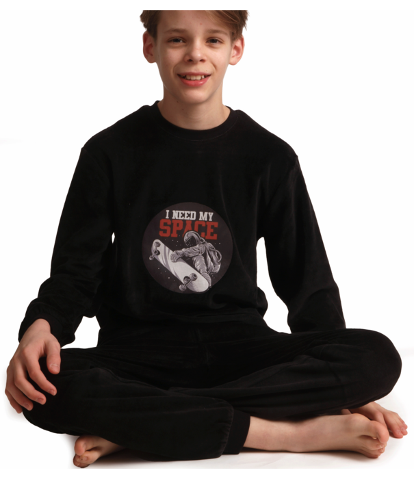 Lunatex Outfitter  Levin velours jongenspyjama zwart met skateboarder‑print – maten 152‑164
