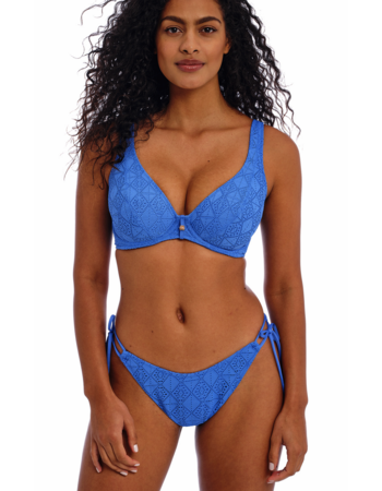 Freya Nomad Nights  high apex bikinitop met beugel kleur atlantich blue gecombineerd met elastisch borduursel