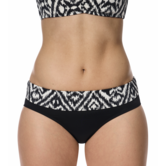 Amoena Salta bikinislip met brede omslag – Zwart/Off‑white  Waarom? - De H1 hoort nooit je winkelnaam te bevatten - De H1 moet puur het product beschrijven - “Bodyfashion Born” hoort alleen in de SEO‑title, niet in de H1 - Dit is consistent met je andere