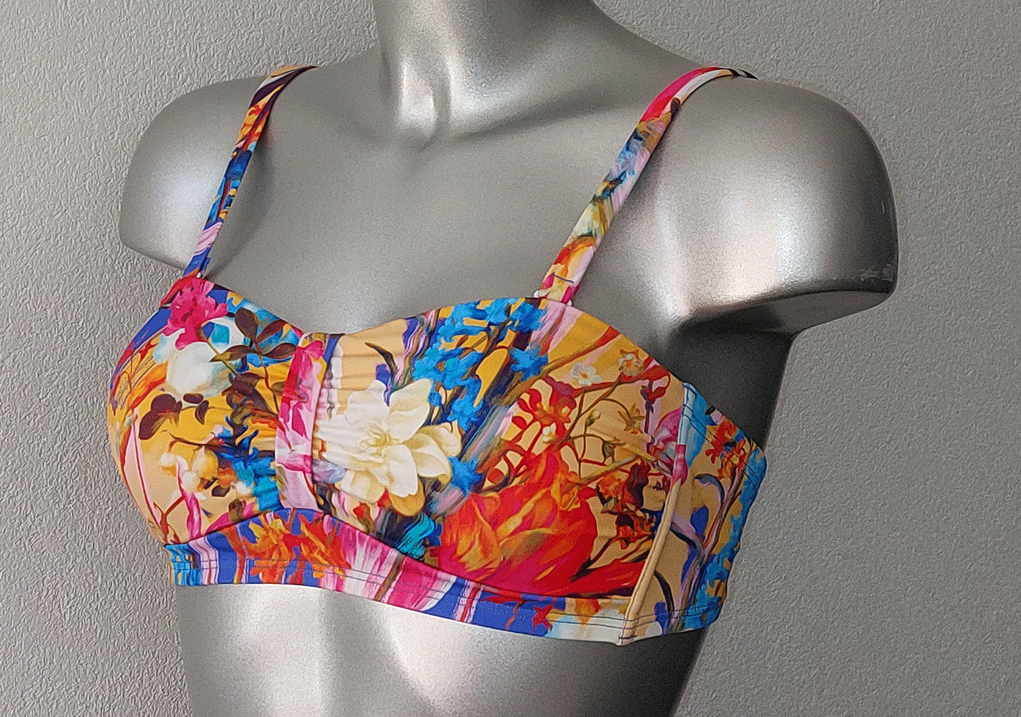 Kuala Lumpur (Prothese) bikinitop zonder beugel, bandeau model met  frisse bloemenprint
