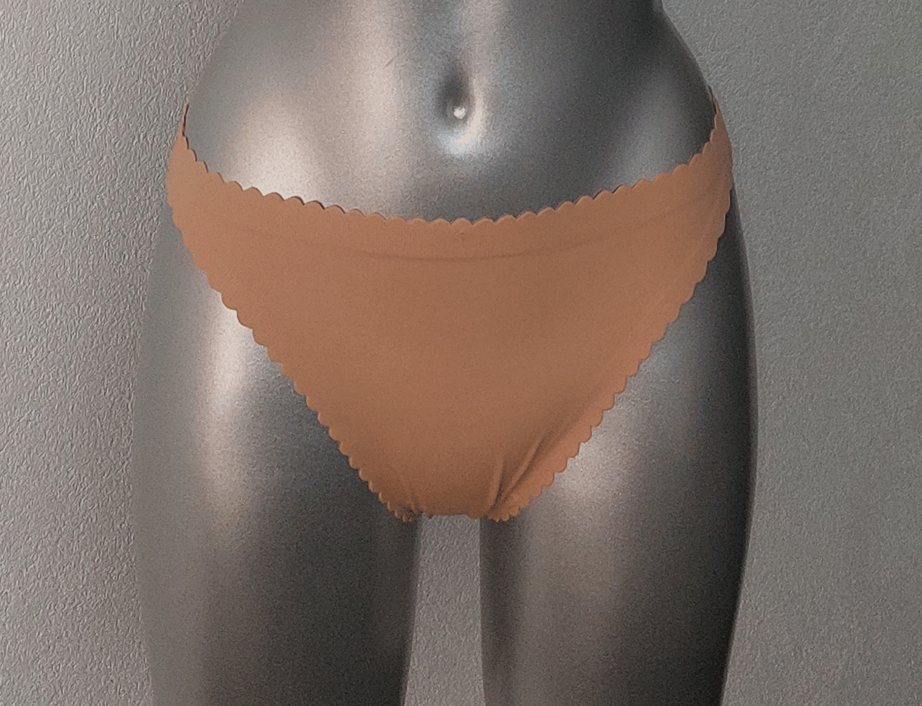 Dim   BodyTouch naadloze string kleur nude of blush mt 40-M valt als mt 38-S