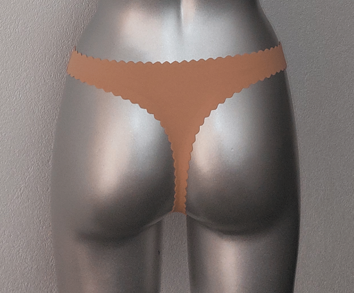 Dim   BodyTouch naadloze string kleur nude of blush mt 40-M valt als mt 38-S