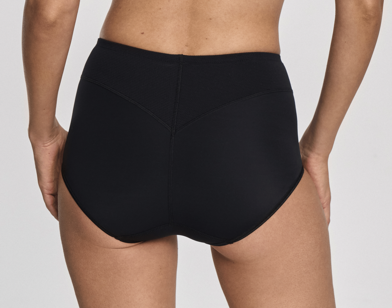 Susa Susa Capri Maxislip 664 – Zwart – Licht Corrigerende Microfaser Slip – €5 korting vanaf €39,95 en €15 vanaf €99,95