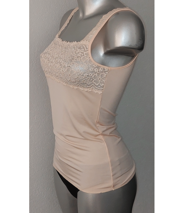Nina von C Nina von C Liviya hooggesloten top van viscose/modal in Soft Peach met breed elastisch kant – maten 38 t/m 50
