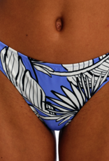 Freya Mali Beach bikinislip met minder bedekkend achterpand, kleur korenblauw met print blad ivoor kleur