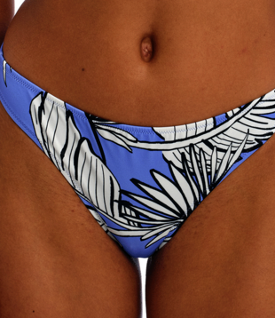 Freya Mali Beach bikinislip met minder bedekkend achterpand, kleur korenblauw met print blad ivoor kleur
