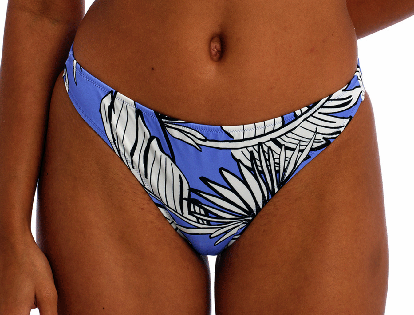 Freya Mali Beach bikinislip met minder bedekkend achterpand, kleur korenblauw met print blad ivoor kleur