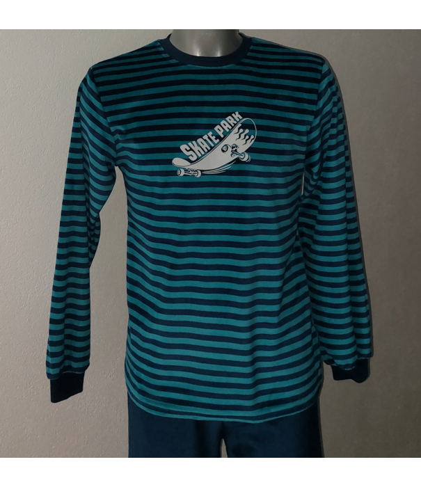 Lunatex Outfitter velours jongenspyjama marineblauw met streepprint en skateboard‑opdruk – maat 176