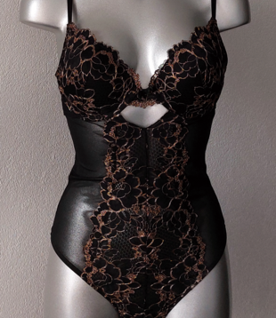 After Eden New Orleans stringbody kleur zwart met goudkleurige lurex gecombineerd mt B80