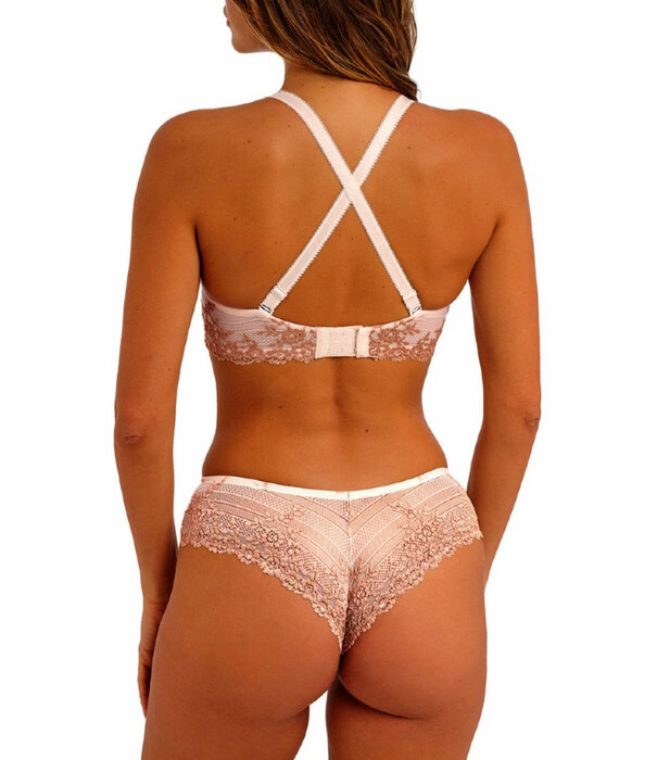 Wacoal Elegante Wacoal Embrace Lace plunge bh in Soft Peach met soepel voorgevormde cups en romantisch beige borduursel