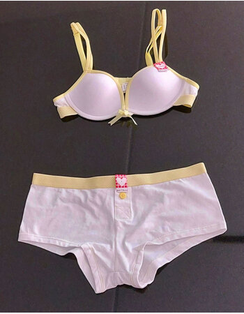 Boobs & Bloomers Audrey bh zonder beugel & licht voorgevormde cup kleur wit bies zacht geel