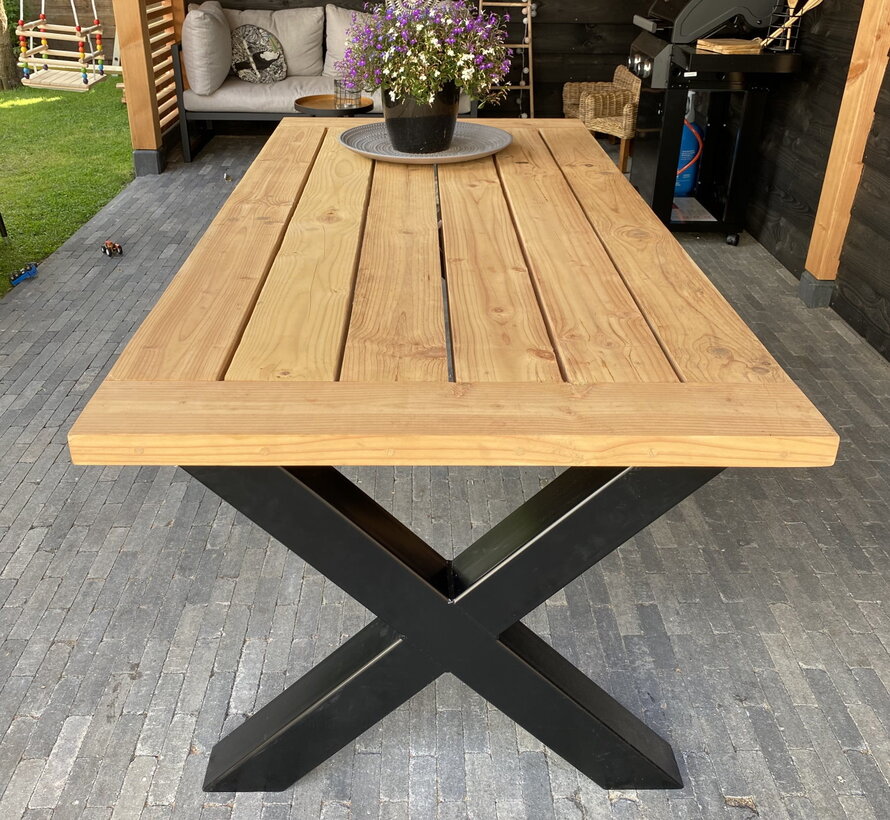 Tuintafel Lariks/Douglas met stalen onderstel