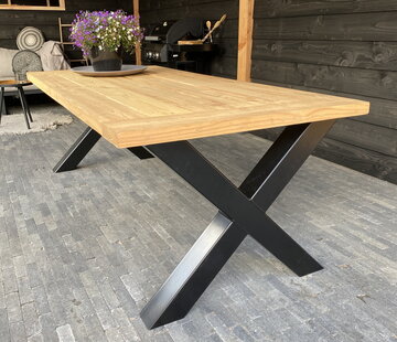 Vakstaal Tuintafel Lariks/Douglas met stalen onderstel