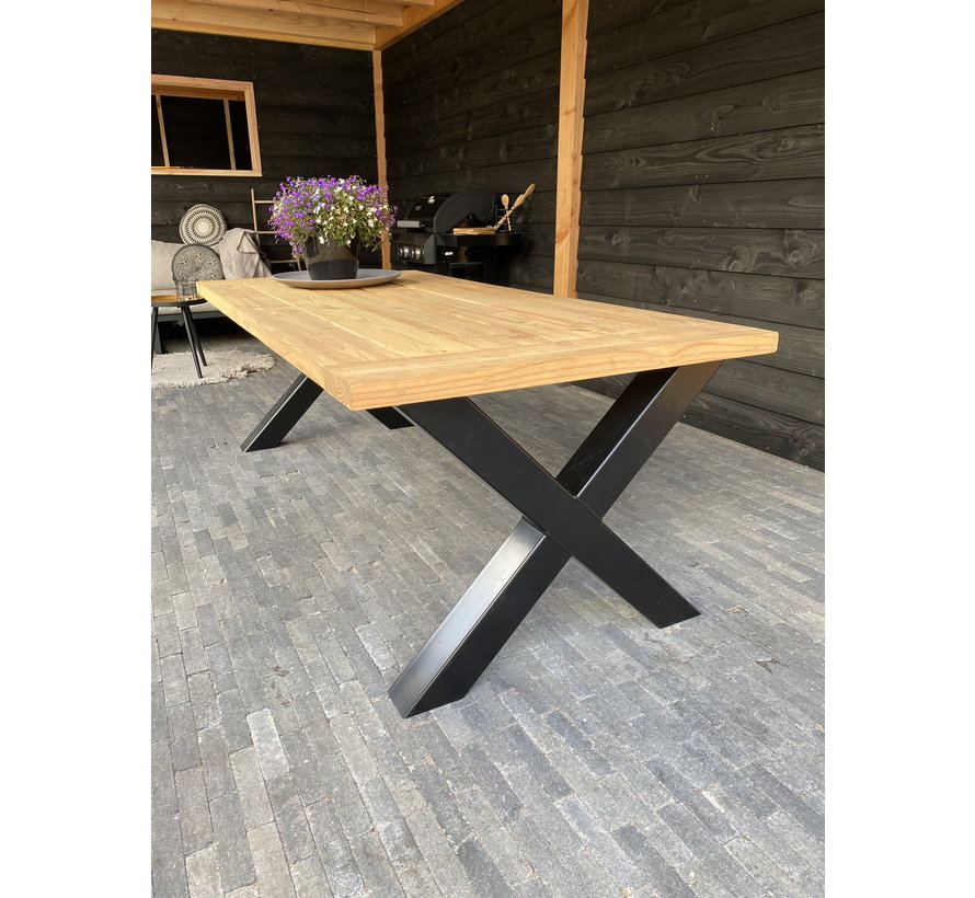 Tuintafel/buitentafel van Lariks/Douglas hout met stalen onderstel