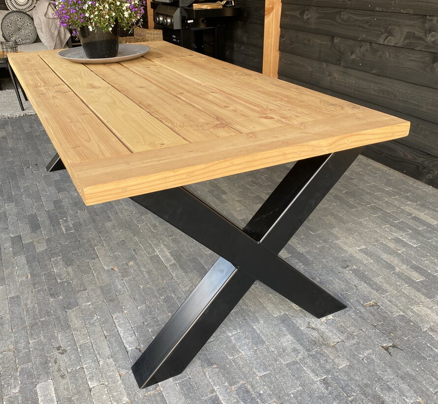 Tuintafel Lariks/Douglas met stalen onderstel