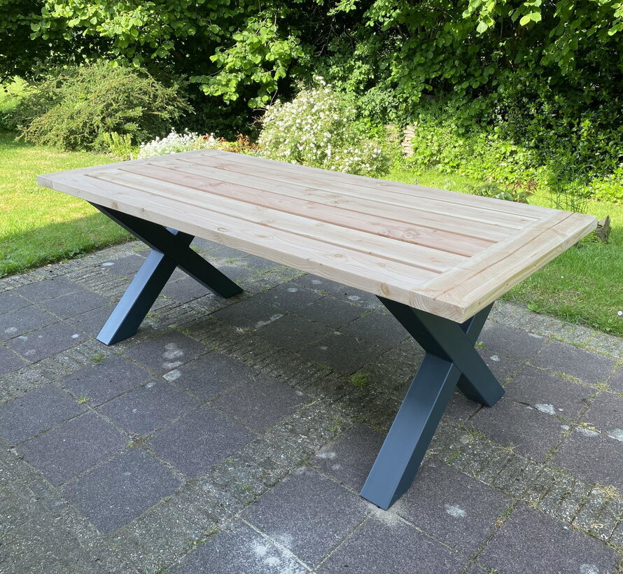 Tuintafel Lariks/Douglas met stalen onderstel