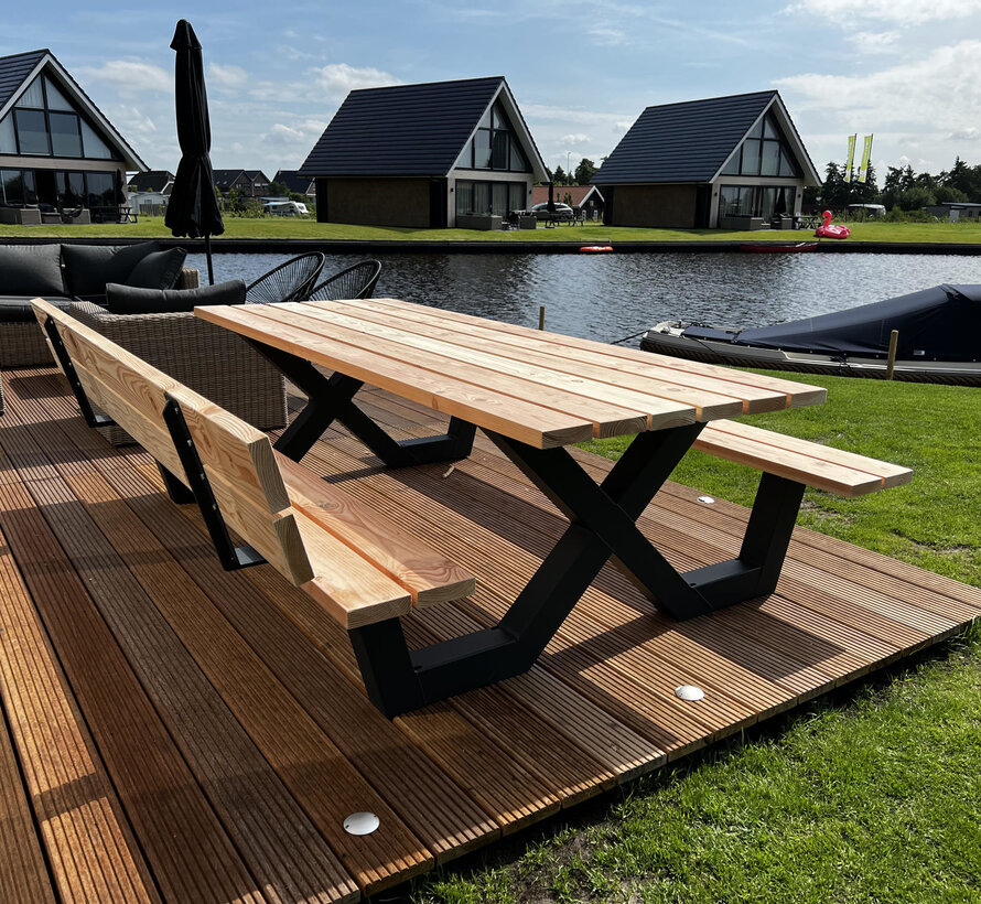 Picknicktafel met stalen X onderstellen