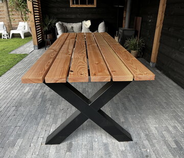 Vakstaal Tuintafel Douglas balken met stalen onderstel