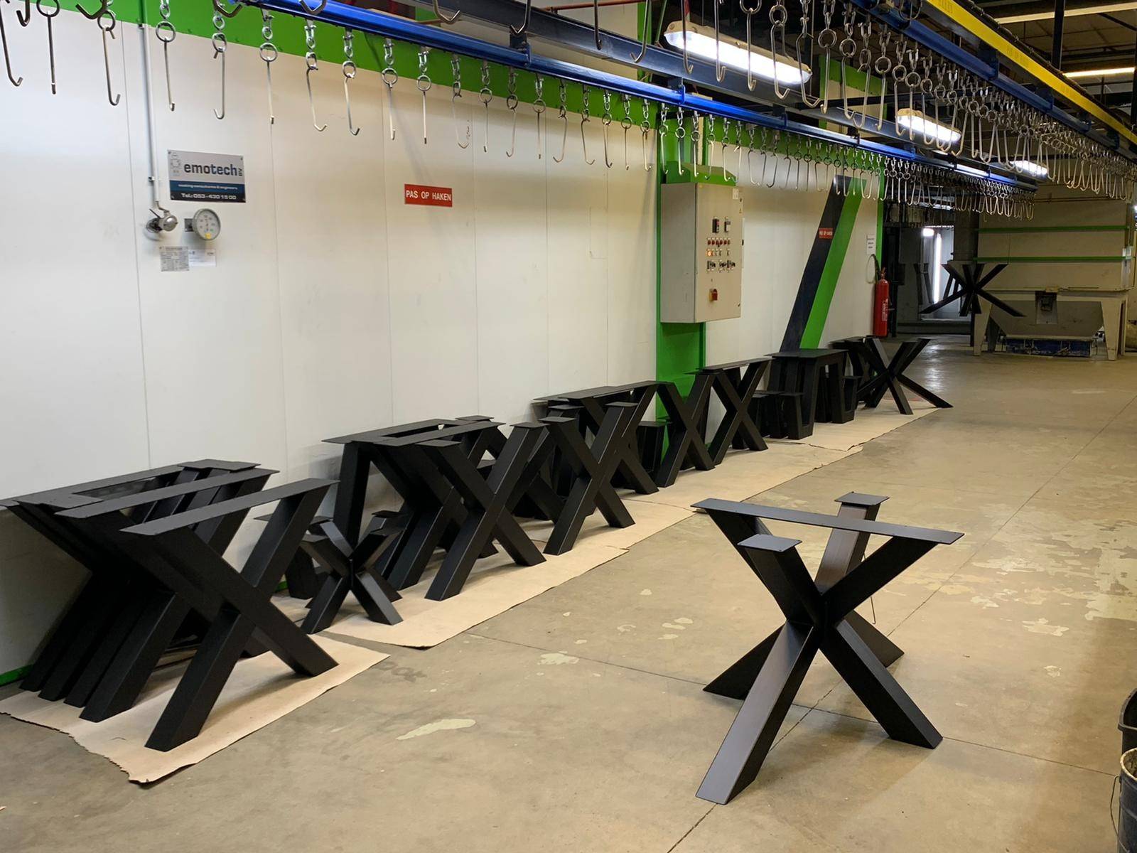 Stalen tafel onderstellen
