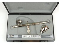 Harder & Steenbeck Harder & Steenbeck set Airbrush Ultra Two in One 0,2 + 0,4 mm met 9 Aero color basiskleuren.