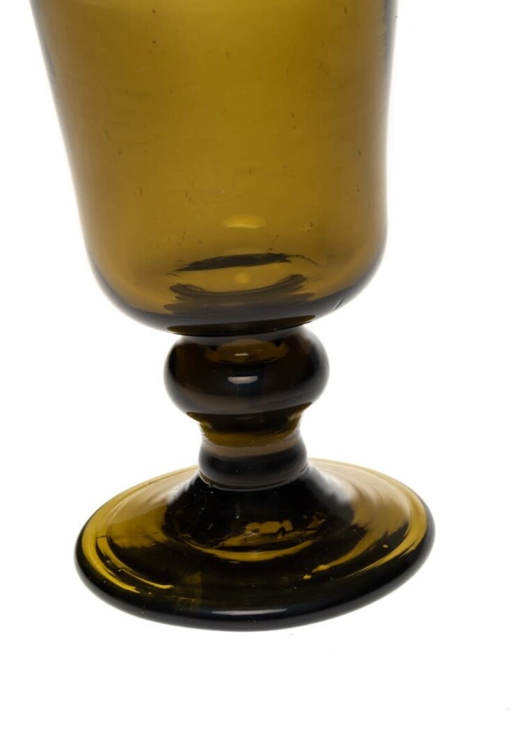 Mondgeblazen glas op voet - olijfgroen