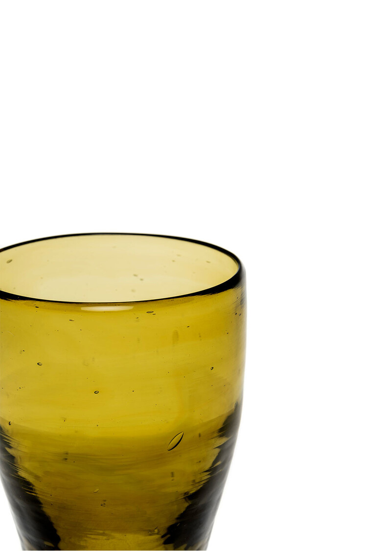 Mondgeblazen glas met lage voet - olijfgroen