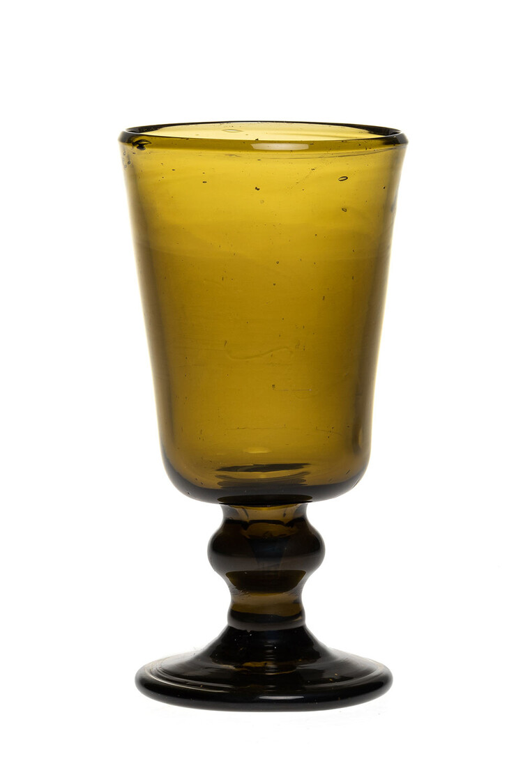 Mondgeblazen glas op voet - olijfgroen