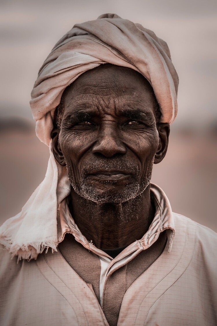 Serge Anton - Man with the pink turban - color