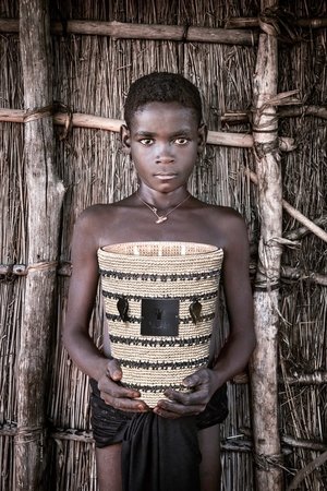 Serge Anton - Child with baobab candle - color