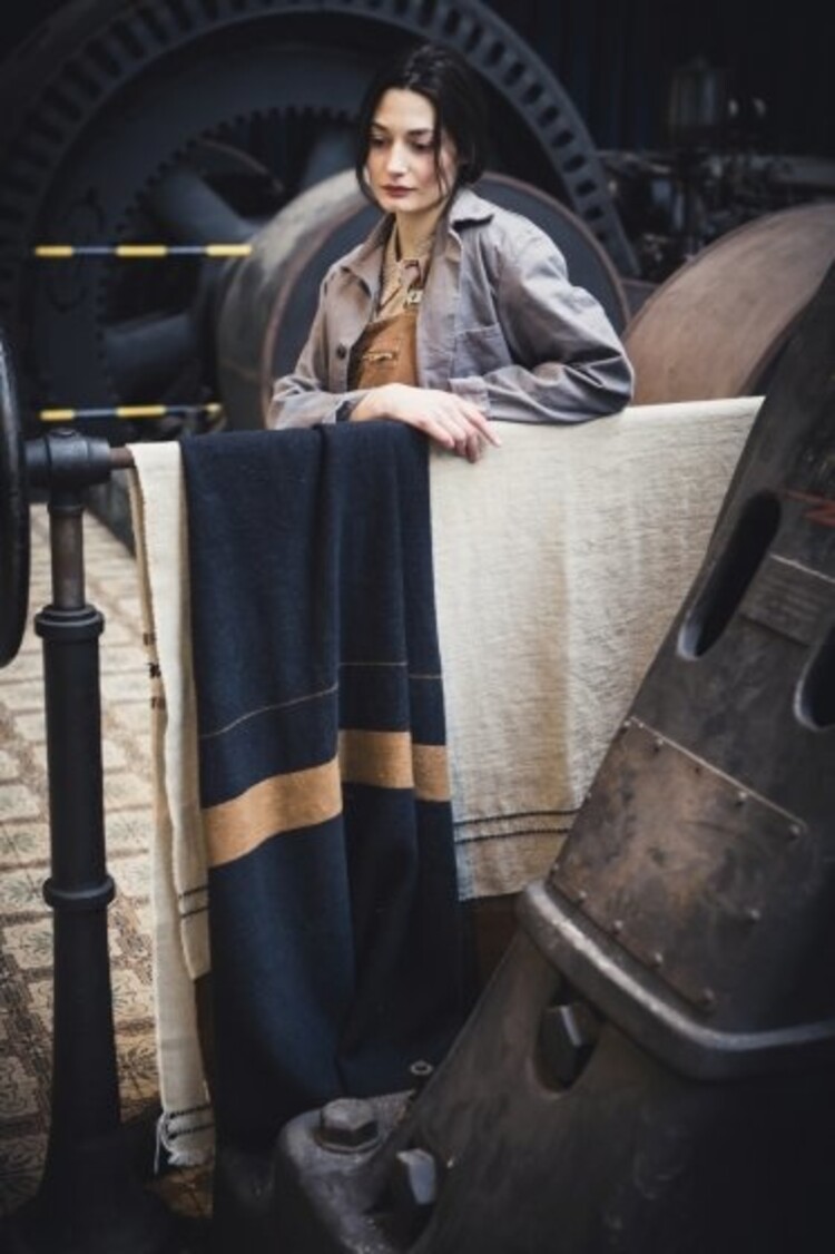 Libeco Oscar throw - black stripe