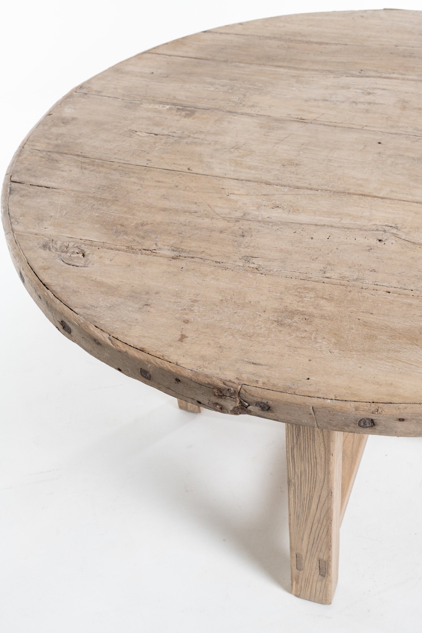 Round table with wooden base 4, elm wood • Couleur Locale
