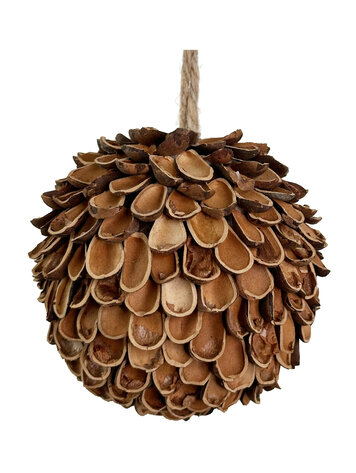 Kerstbal van notendopjes