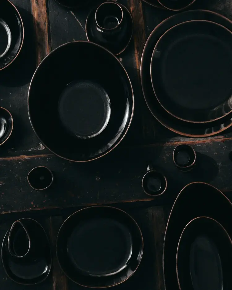 Unchartered for Serax Diep Bord M Out Of Lines - Donkerbruin