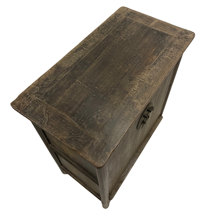 Authentiek oud  kastje met 2 deurtjes met originele sluiting