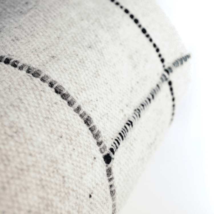 Teixidors Throw Apt light grey - black line