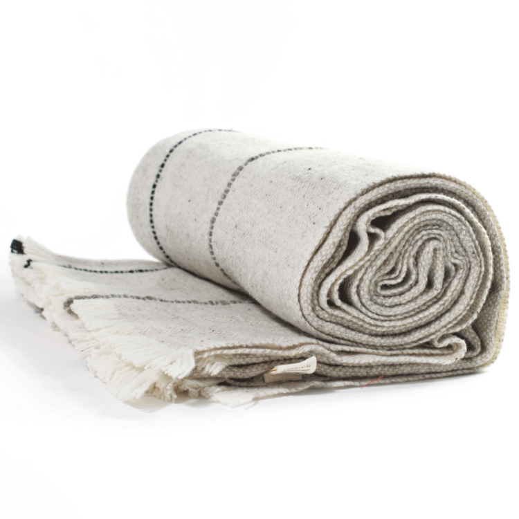 Teixidors Throw Apt light grey - black line