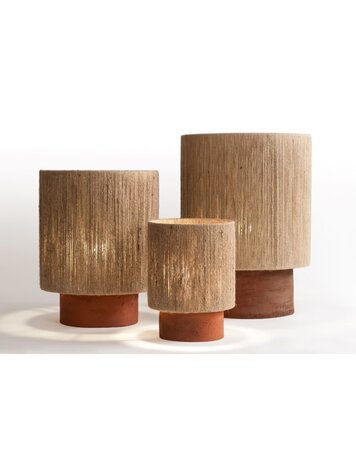 Maison de Vacances Osh Kalé Tafellamp – Grès Argile Rouge & Jute Naturel
