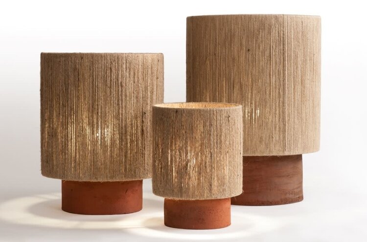 Maison de Vacances Osh Kalé Tafellamp – Grès Argile Rouge & Jute Naturel