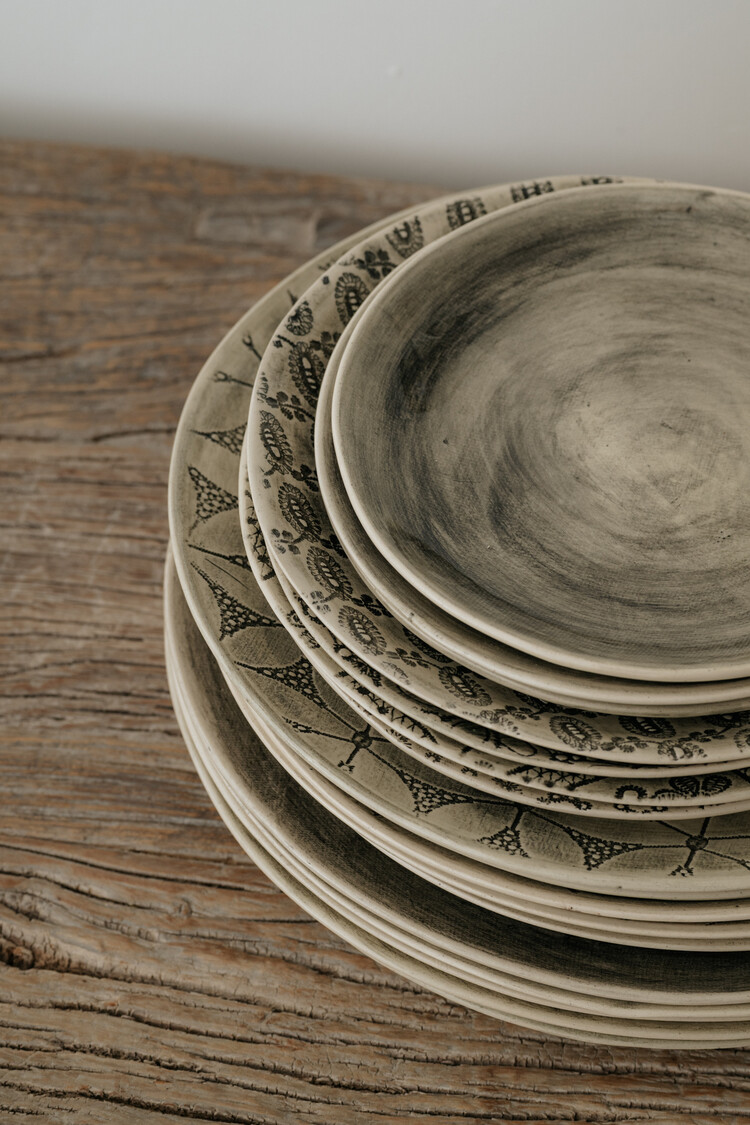 Wonki Ware Dinner Plate Black Pattern