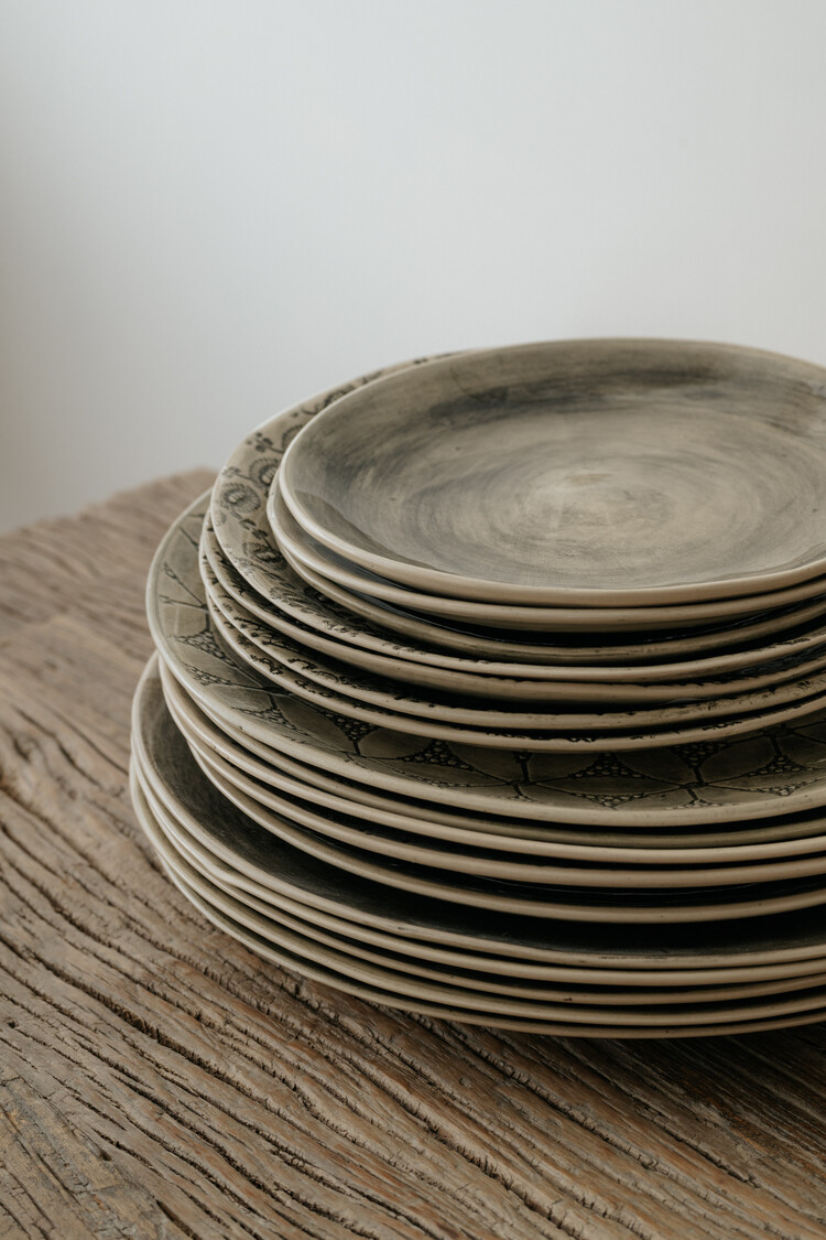 Wonki Ware Dinner Plate Black Pattern