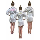 Witte satijnen kimono met naam borduren