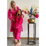 Donkerroze unisex fleecebadjas met naam borduren - lang model