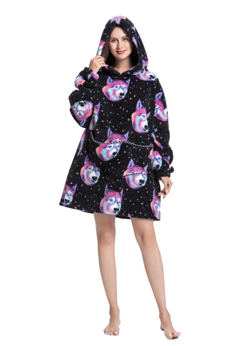 Fleece deken met capuchon - wolven afbeelding