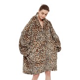 Fleece deken met mouwen & capuchon - leopard