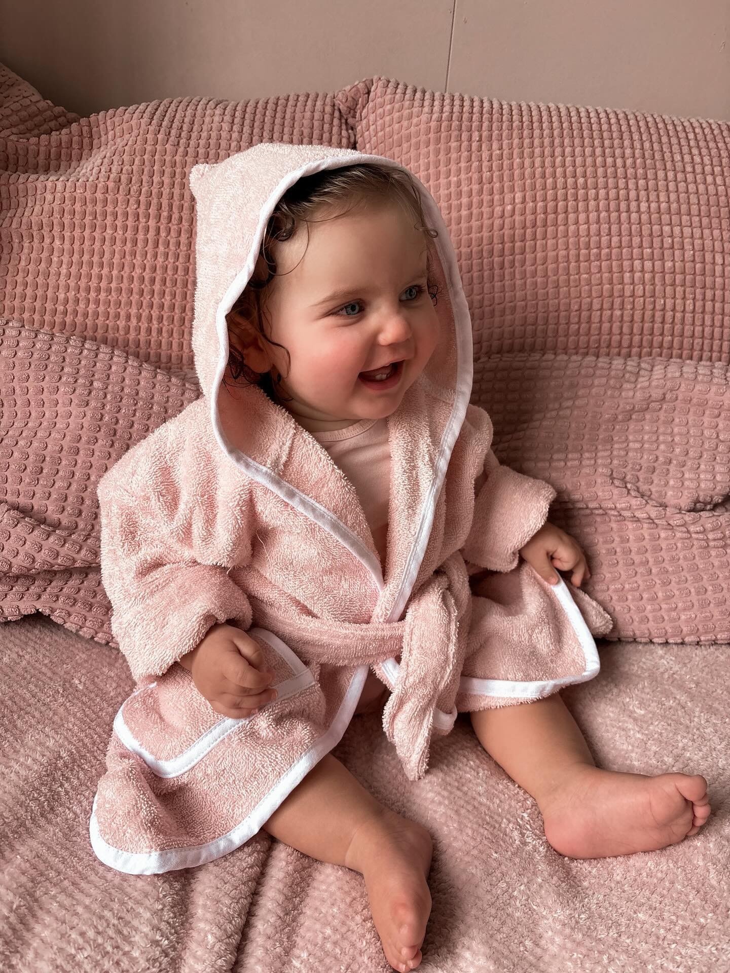 Roze baby badjas met naam borduren