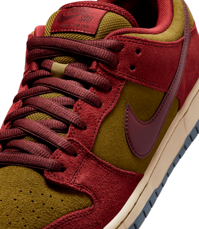 NIKE SB Dunk Low Pro - Dark Team Red