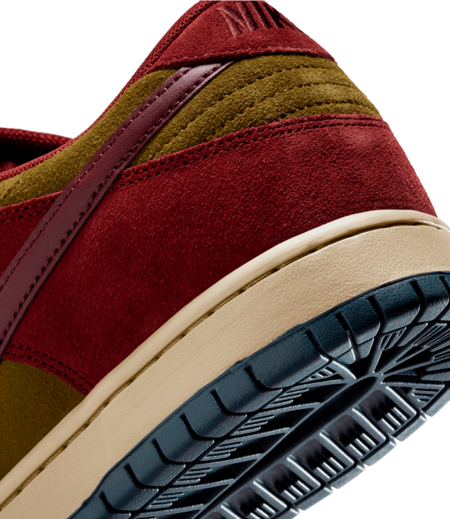 NIKE SB Dunk Low Pro - Dark Team Red